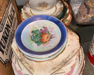Assorted china pieces