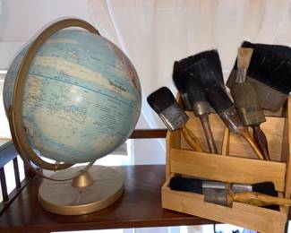 Globe and
Art brushes 