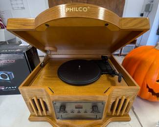 43-$58 Philco turntable, CD, cassette, radio