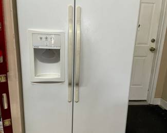 $250 Refrigerator Hot point 
