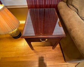 $250 Thomasville pair of Mahogany end tables single
drawer 26Dx21W
