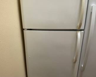 $200 Frigidaire single door fridge top freezer 

