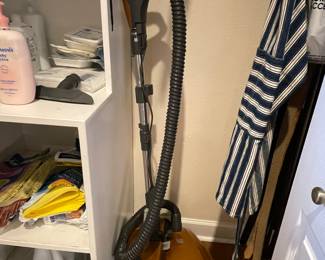 $100 Kenmoore vaccum 200 series 
