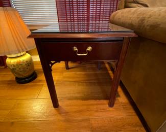 $250 Thomasville pair of Mahogany end tables single
drawer 26Dx21W