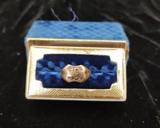 14-18k gold class ring, possibly from Folger.