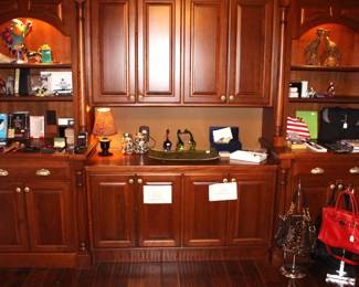 Collectibles, decorative objects, purses, marbles and more.