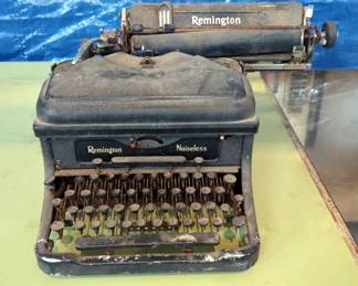 Remington Rand Manual Typewriter, Manufactured Under Noiseless Patent 1.561.450