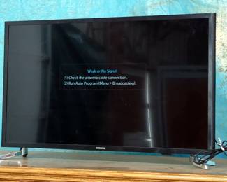 Samsung 32" Smart Television, Model UN32J5205AF, Powers On