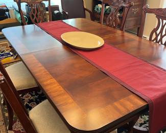 mahogany dining table with two leaves and table pads