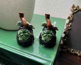Darling little grape cluster salt and pepper shakers.
