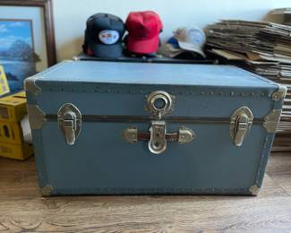 Steamer trunk with shelf insert