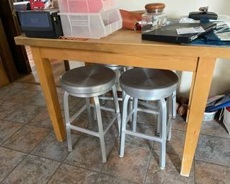 Set of four spinning aluminum 24" bar stools with foot rungs