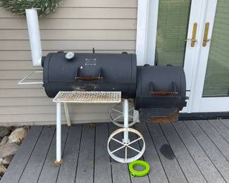 Smoker with side cooker