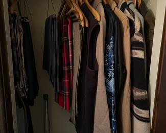 Mens and women's fleeces and jackets plus beautiful cashmere, pashmina and wool scarves