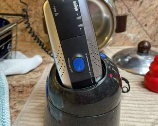 Braun Ladies electric shaver with extra cartridges and manual.