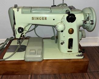Vintage Singer 318W in mint green. SO CUTE 💚