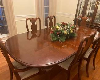 American Drew Dining Table and Chairs with extra leaf  - Beautiful condition!