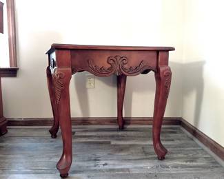 QUEEN ANNE STYLE END TABLE/SIDE TABLE/WOOD TABLE - LIVING ROOM FURNITURE - DARK WOOD