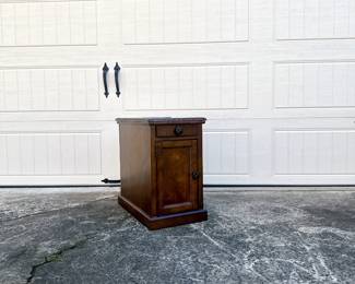 ASHLEY FURNITURE SIGNATURE DESIGN CHAIR SIDE END TABLE