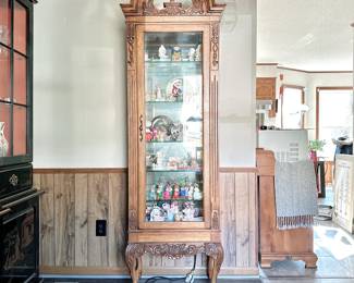VINEYARD FURNITURE INTL GLASS FRONT DISPLAY/CURIO CABINET