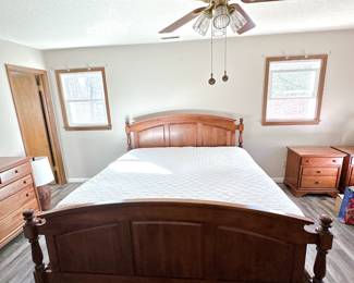 KING SIZE 4 POST BED FRAME WITH TURNED POSTS - HEADBOARD FOOTBOARD