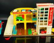 Vintage 70s Fisher Price Little People Parking Ramp Service Center #930