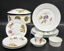 Fine ROYAL WORCESTER ENGLISH EVESHAM PORCELAIN DINNER PLATES DESERT PLATES