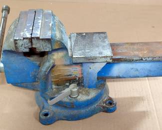Rotating Bench Vise, 5" Wide Teeth