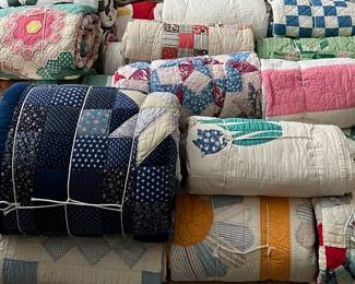 So many beautiful handmade quilts...