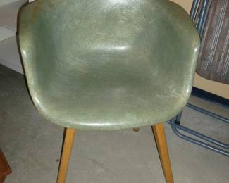 Mid-century fiberglass chair (not perfect) Howard Miller