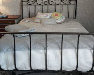  05 Queen TempurPedic Adjustable Power Bed