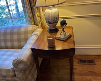 One pembroke table and lamp 