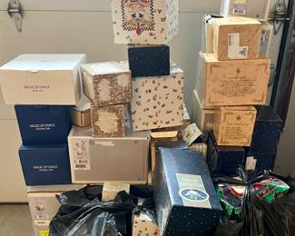 Original boxes for Lladro, Swarovski and other collectibles in the sale