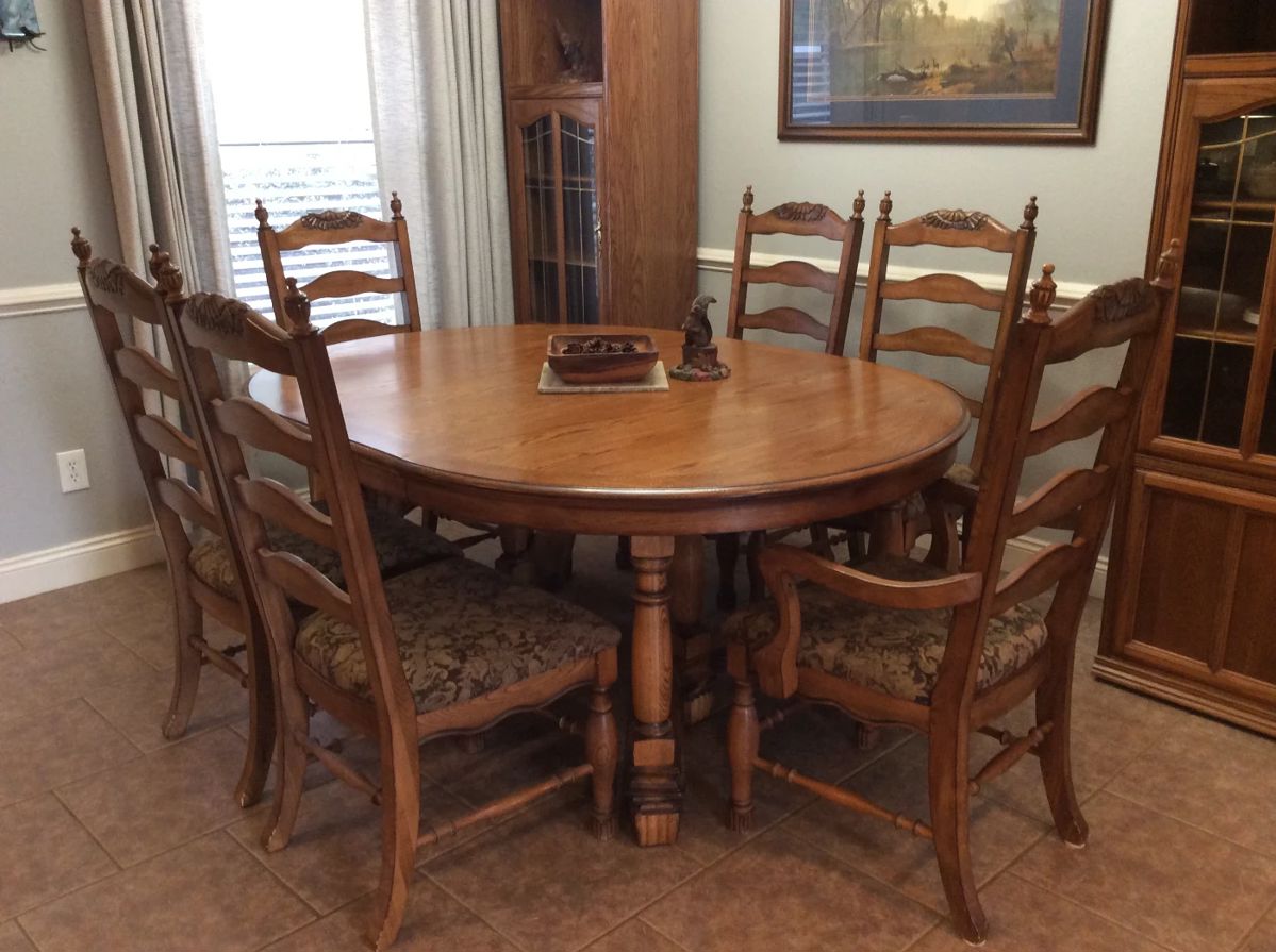 Table has 2 leafs, one installed