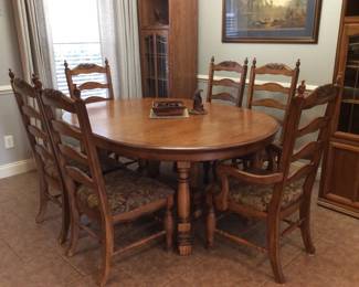 Table has 2 leafs, one installed