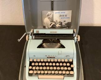 Vintage Royal Quiet De Luxe Typewriter