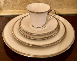 Lenox 97 Piece “Solitaire” Set