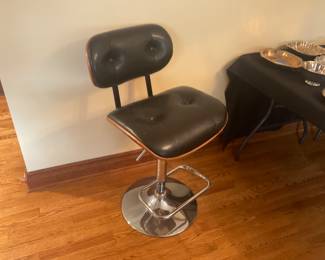 ONLY ONE.   BAR STOO. BUT VERY NICE NEWER PIECE