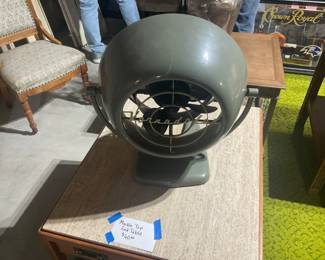 VINTAGE FAN.  WOTRKS GREAT