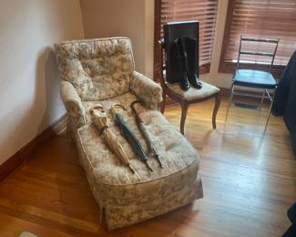 VINTAGE LOOKING LOUNGER