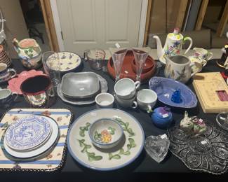  MISCELLANEOUS GLASS COLLECTIBLES 