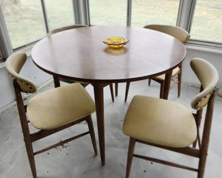 MCM Roomates by Baumritter table and chairs