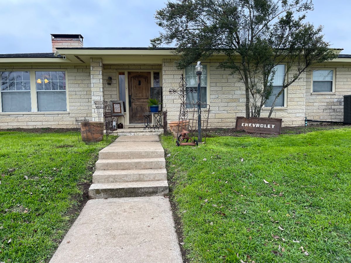 Simply Estate Sales in Center Point, TX starts on 1/6/2024