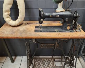 Vintage Sewing Machine Household Foot-Operated Manual Tailor Head Eat Thick Sewing Machine with Iron Frame - Old Fashioned 
