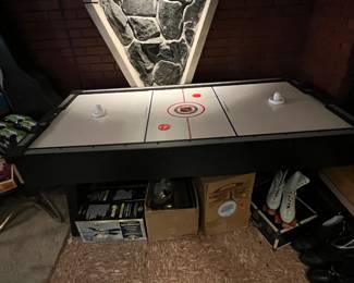 Air hockey table