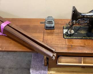 ANTIQUE SINGER SEWING MACHINE IN CABINET