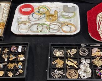 CHOICE LOT COSTUME JEWELRY TRAYS