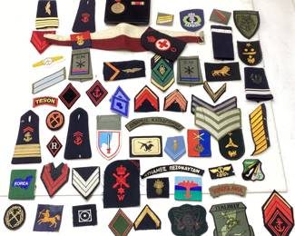 ASSORTED MILITARY INSIGNIA PATCHES, STRIPES, WW2 VICTORY MEDAL