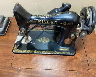 ANTIQUE SINGER SEWING MACHINE IN CABINET