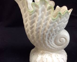 BELEEK SCALLOP VASE